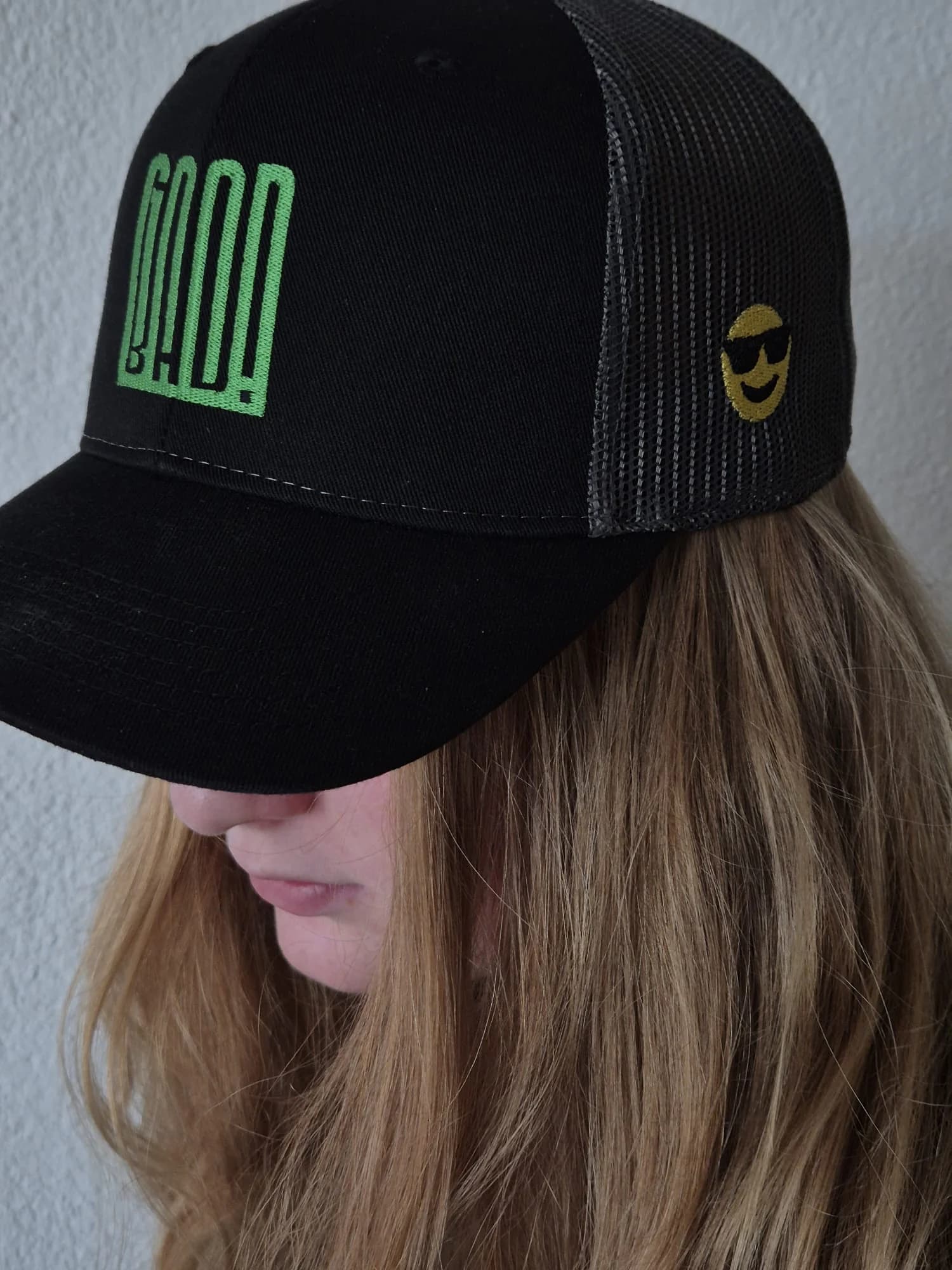 Personalisierte Kappe mit gesticktem Logo — besticktes Werbezubehör in der Schweiz