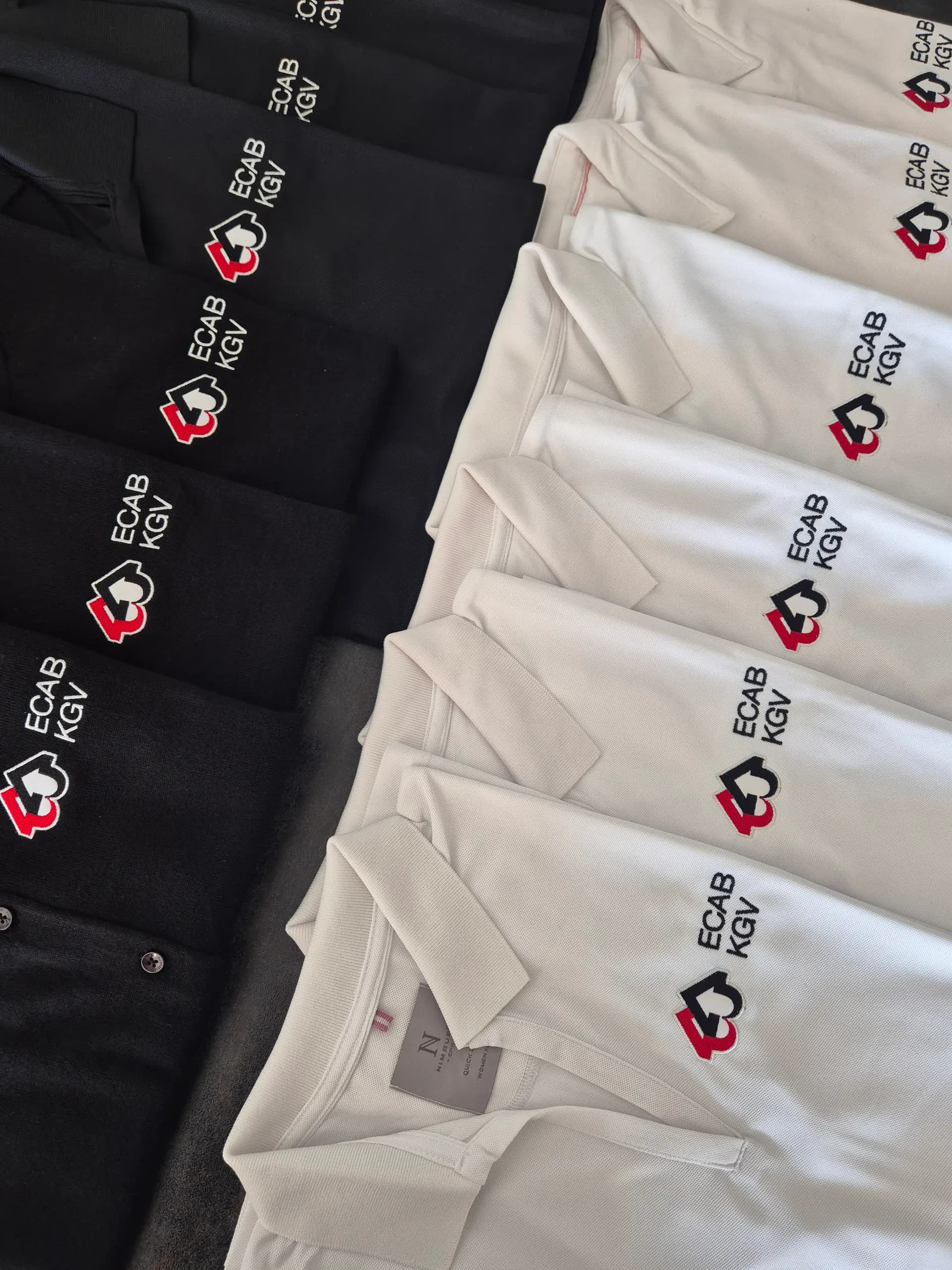 Gesticktes Firmenlogo auf rotem Textil — professionelle Stickerei BrodeArt Schweiz