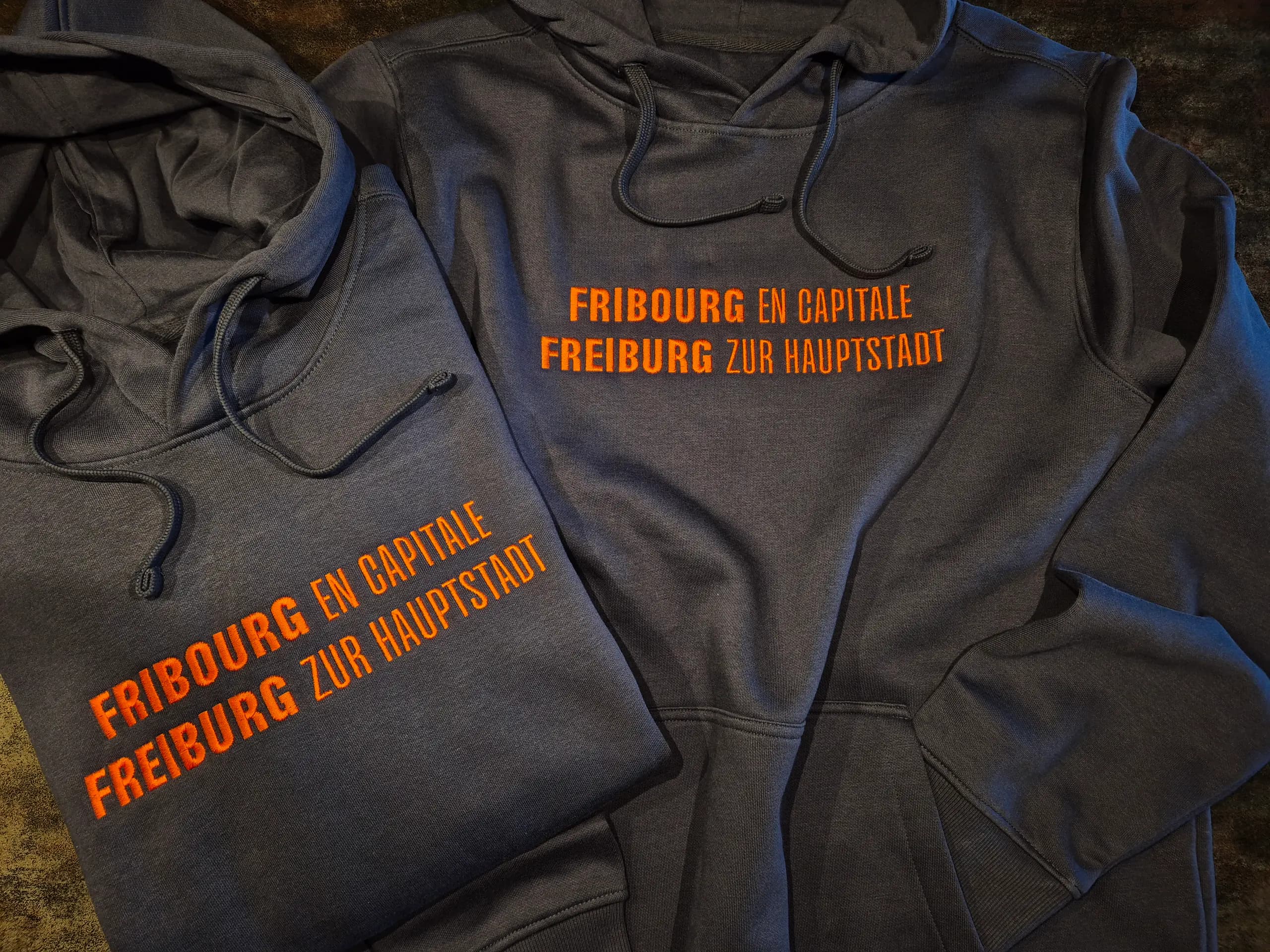 Personalisiertes besticktes Sweatshirt mit Logo — massgeschneiderte Textilveredelung in der Schweiz