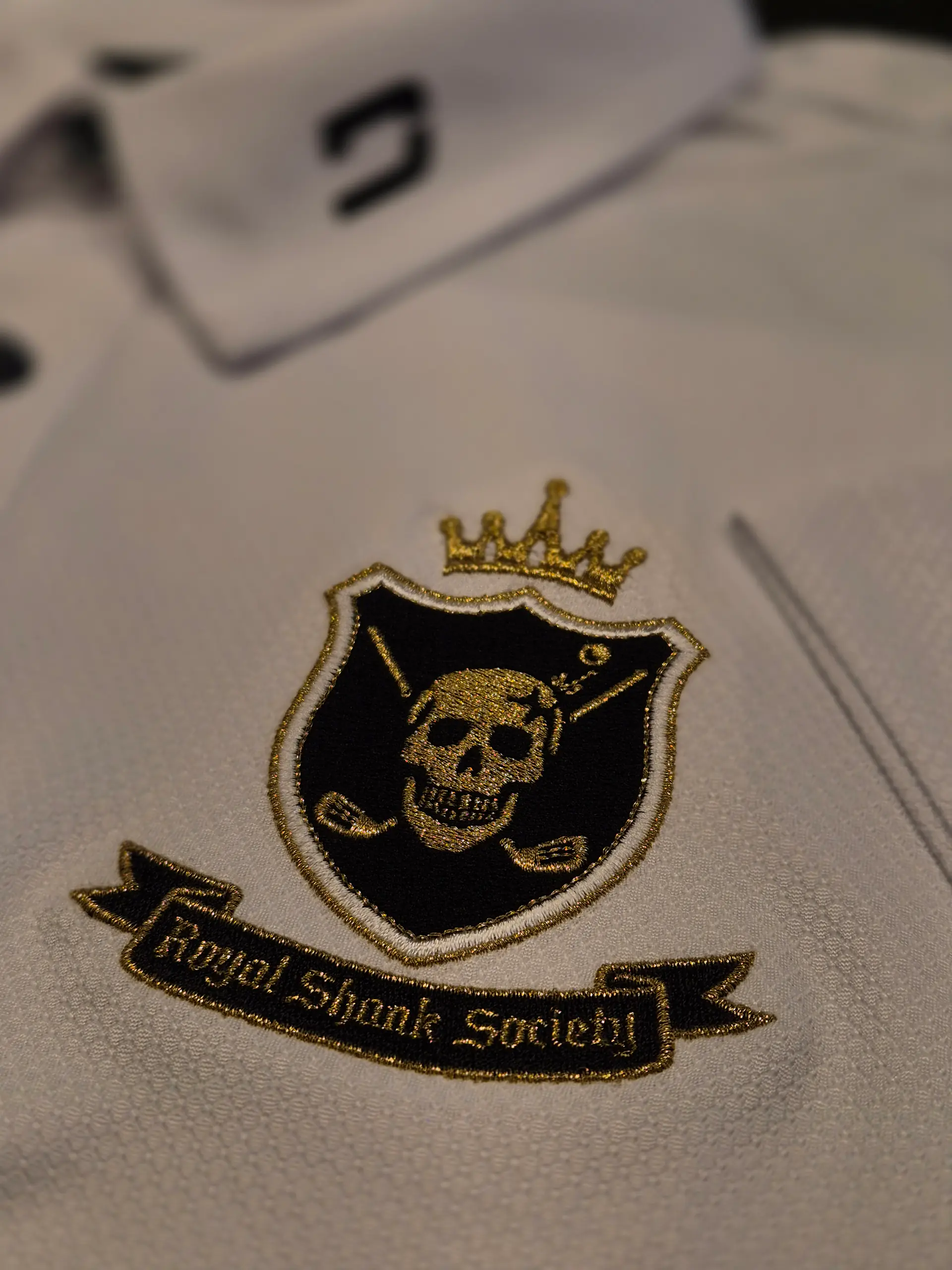 Hochwertige Stickerei auf Golf-Poloshirt — Premium-Textilstickerei von BrodeArt