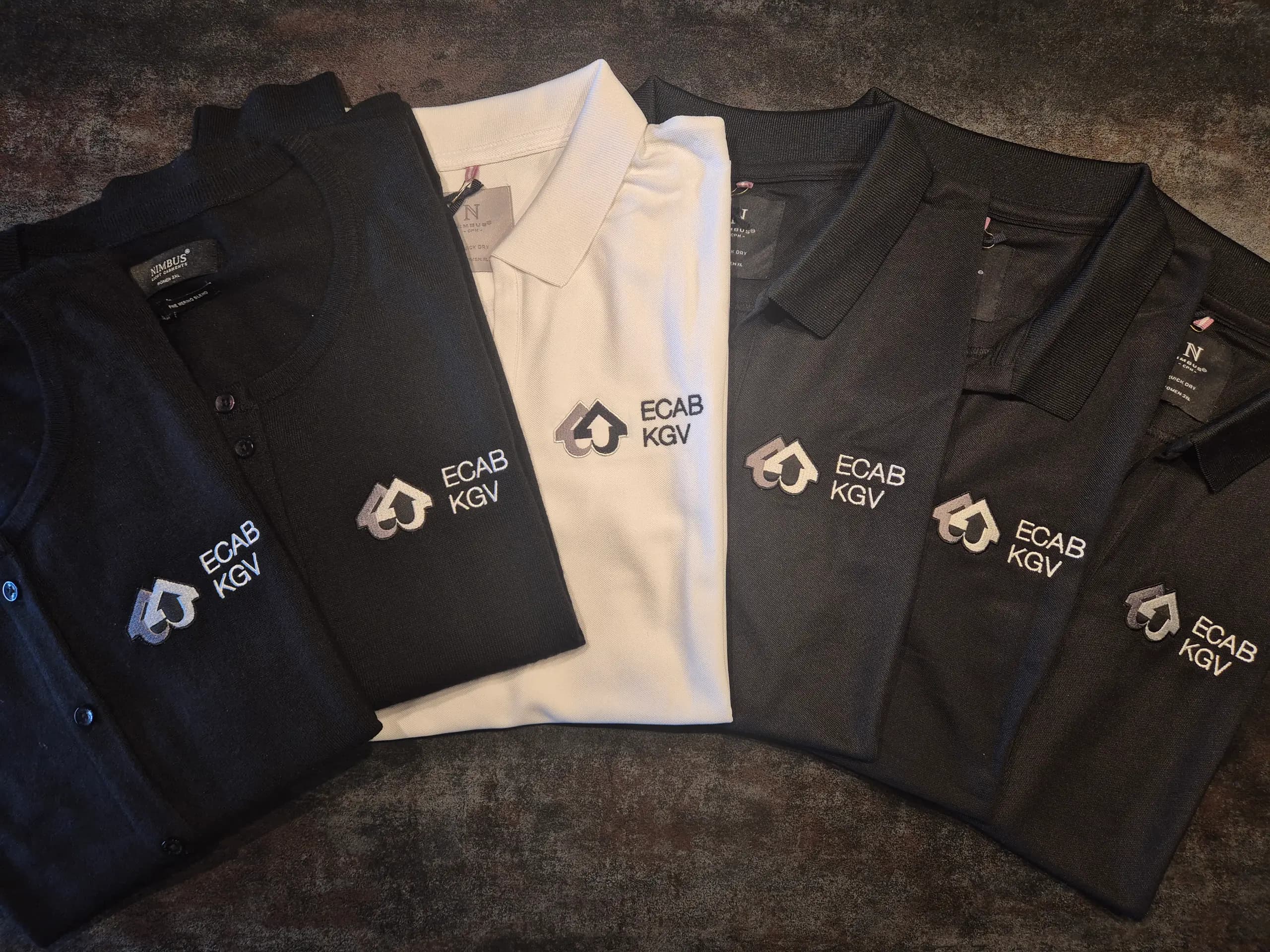 Broderie logo ECAB sur uniforme professionnel — service branding et identité visuelle textile par BrodeArt Fribourg