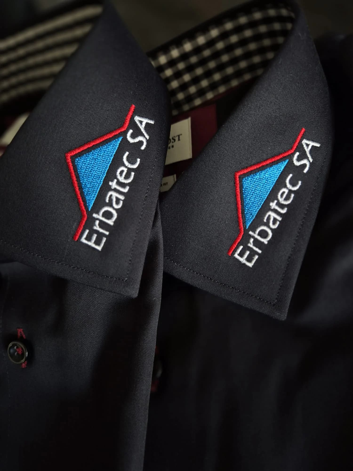 Collection complète d'uniformes brodés polo veste et sac — personnalisation corporate par BrodeArt Suisse