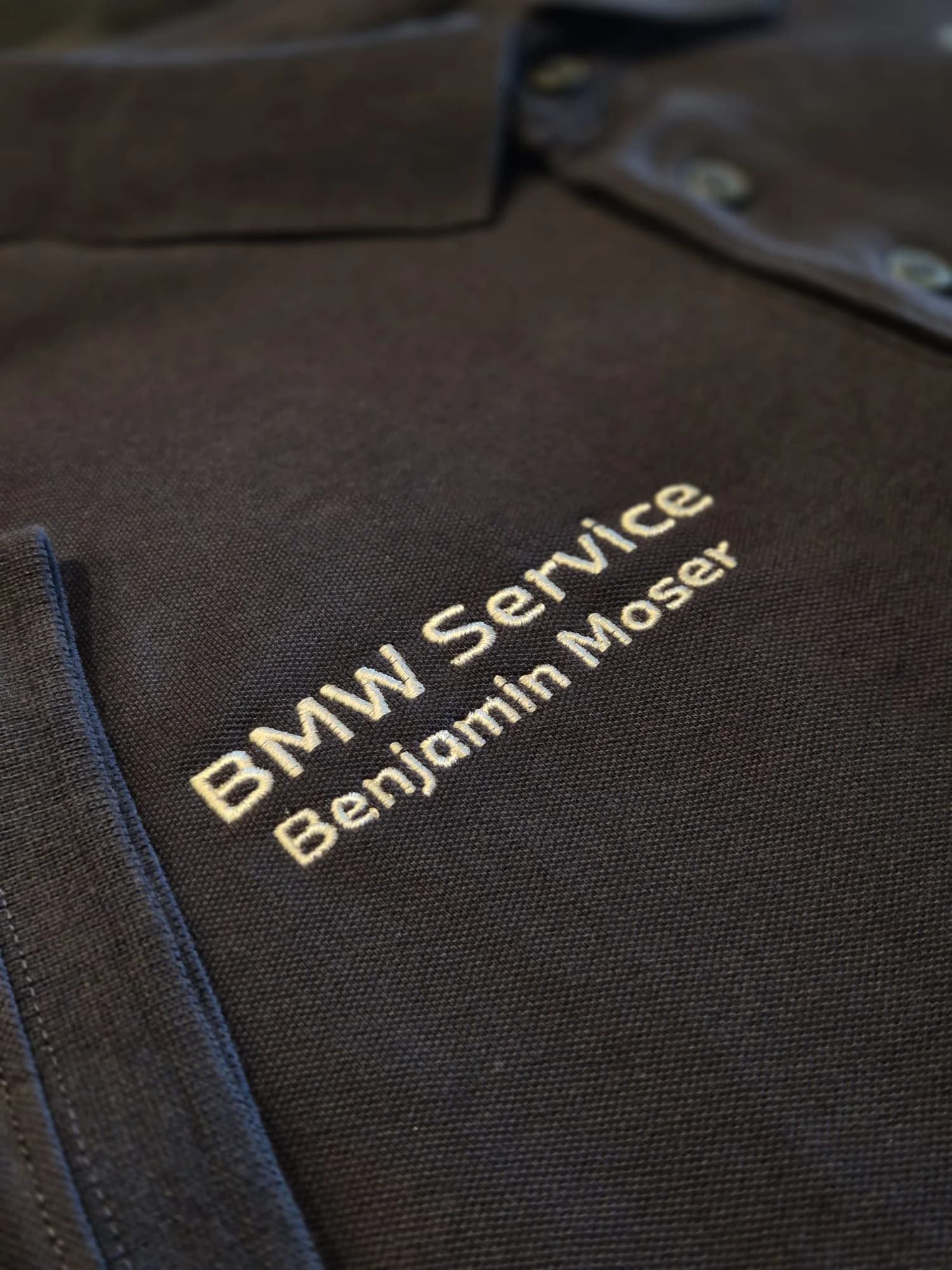 Broderie logo BMW Service sur textile professionnel — personnalisation entreprise par BrodeArt Fribourg
