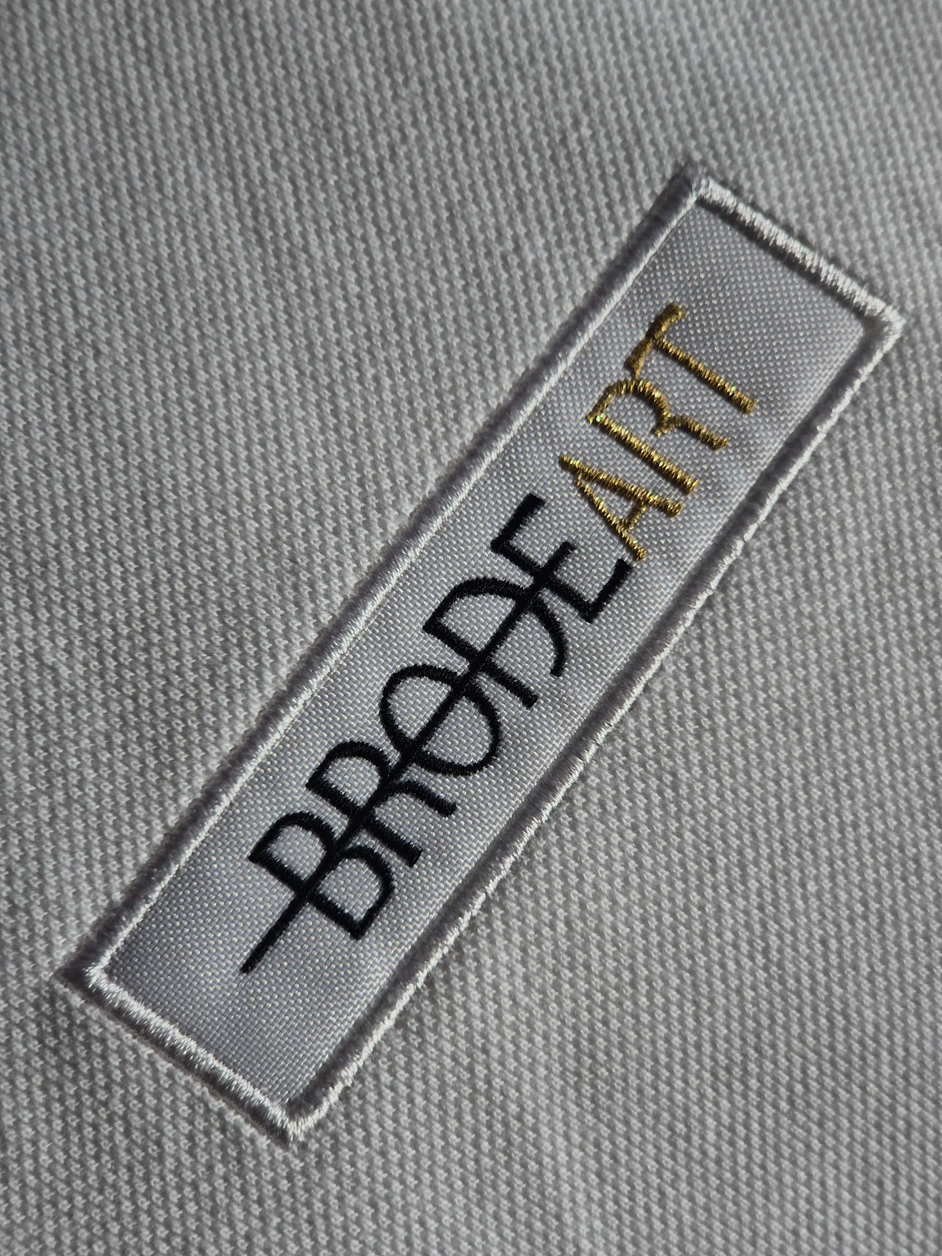 Logo BrodeArt brodé sur textile — identité visuelle broderie artisanale Fribourg