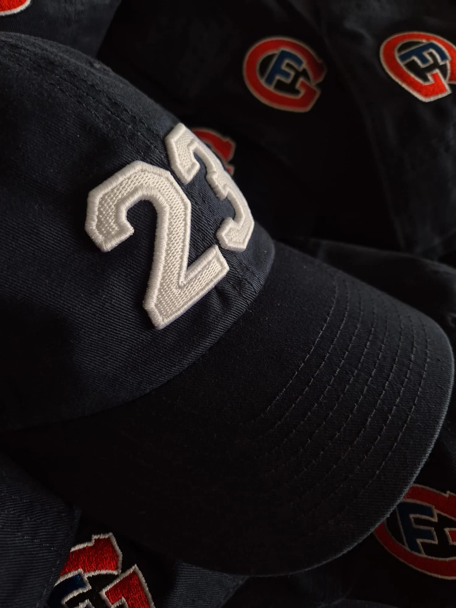 Détail broderie sur casquette — finition précise personnalisation BrodeArt Fribourg