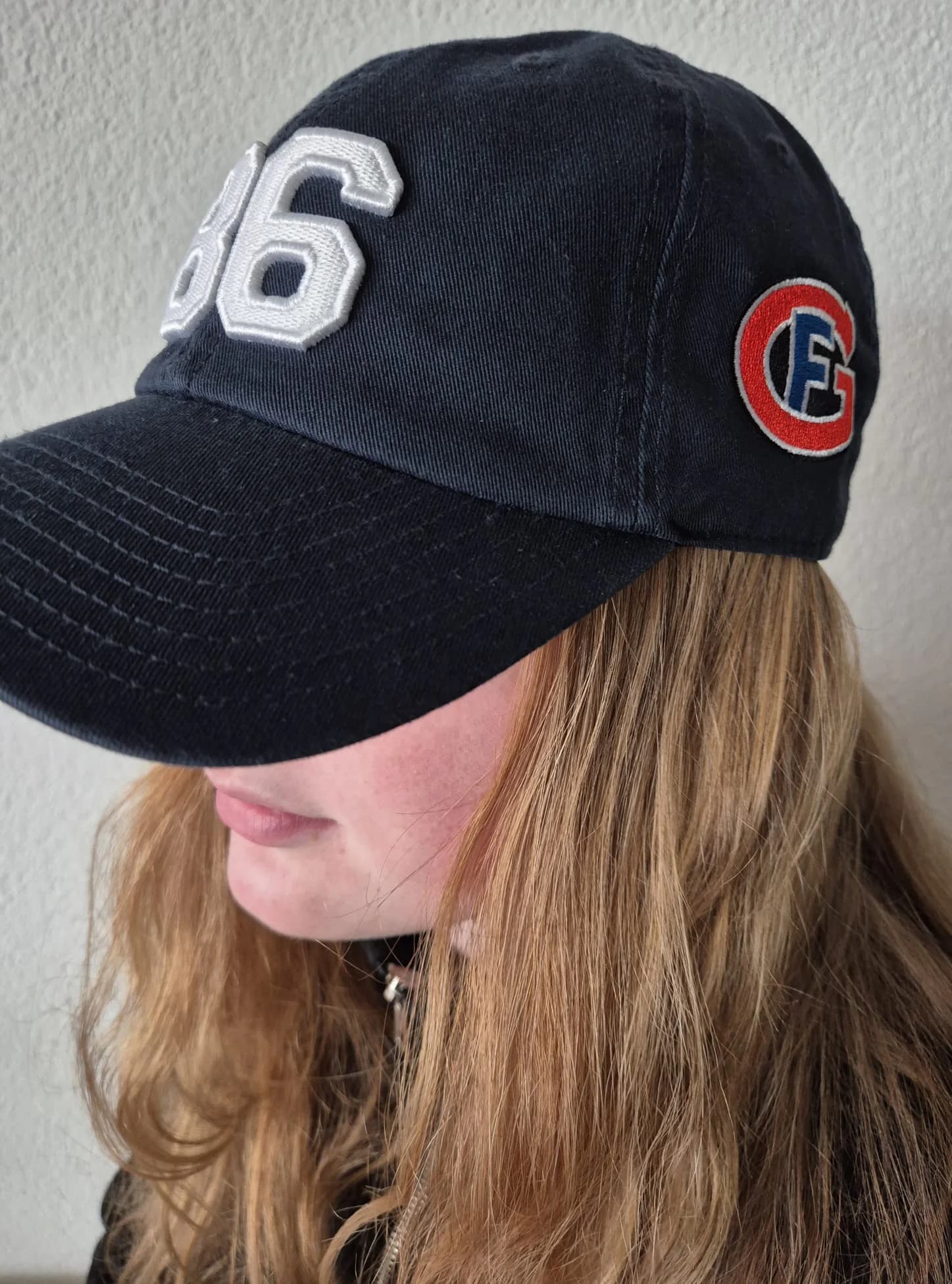 Casquette brodée portée — accessoire personnalisé sur-mesure par BrodeArt Fribourg