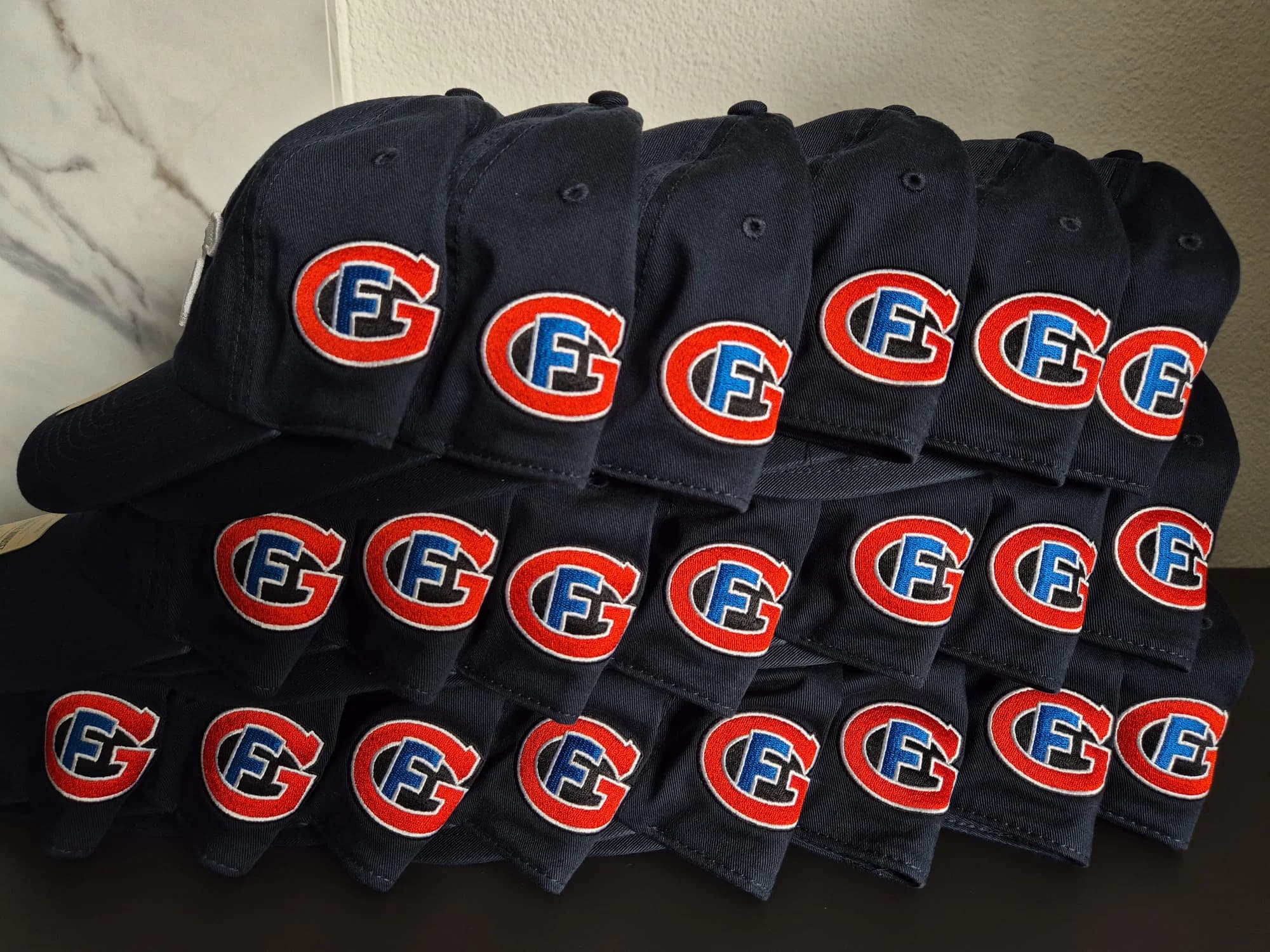 Casquettes brodées vues de côté — personnalisation accessoires par BrodeArt Fribourg