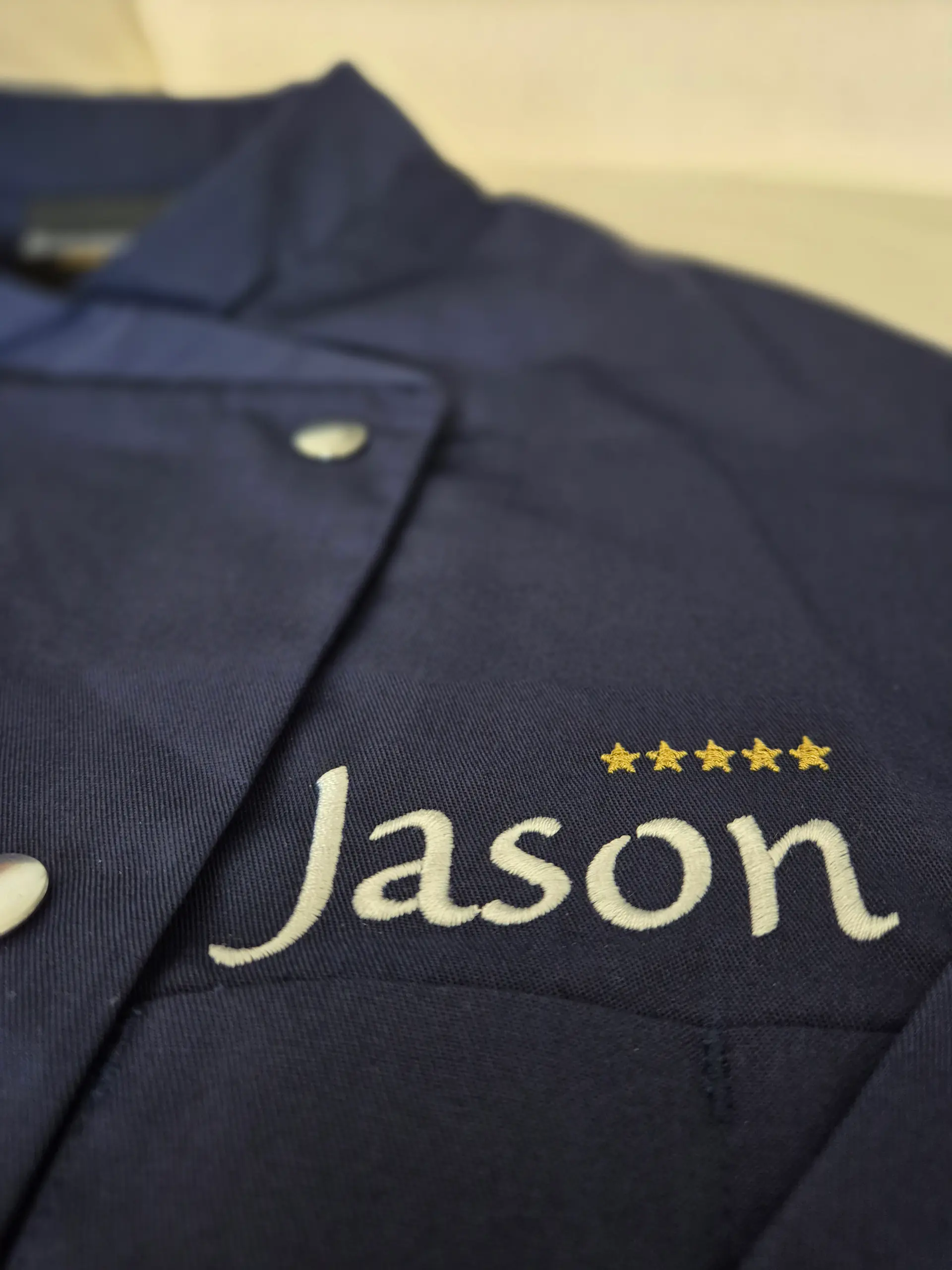 Broderie sur chemise de chef cuisinier — personnalisation textile restauration par BrodeArt