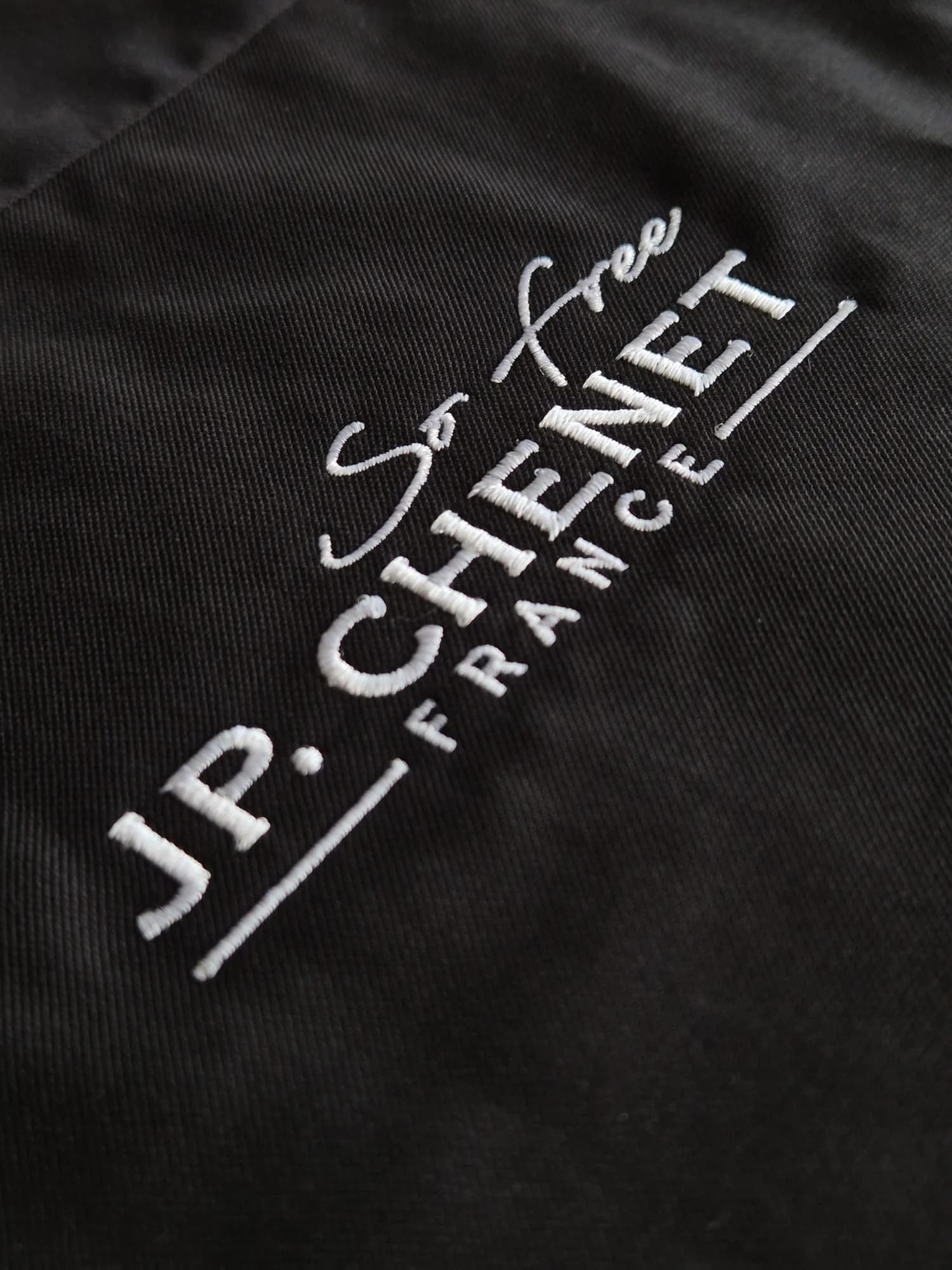 Broderie logo Chenet sur vêtement d'entreprise — branding textile professionnel Suisse