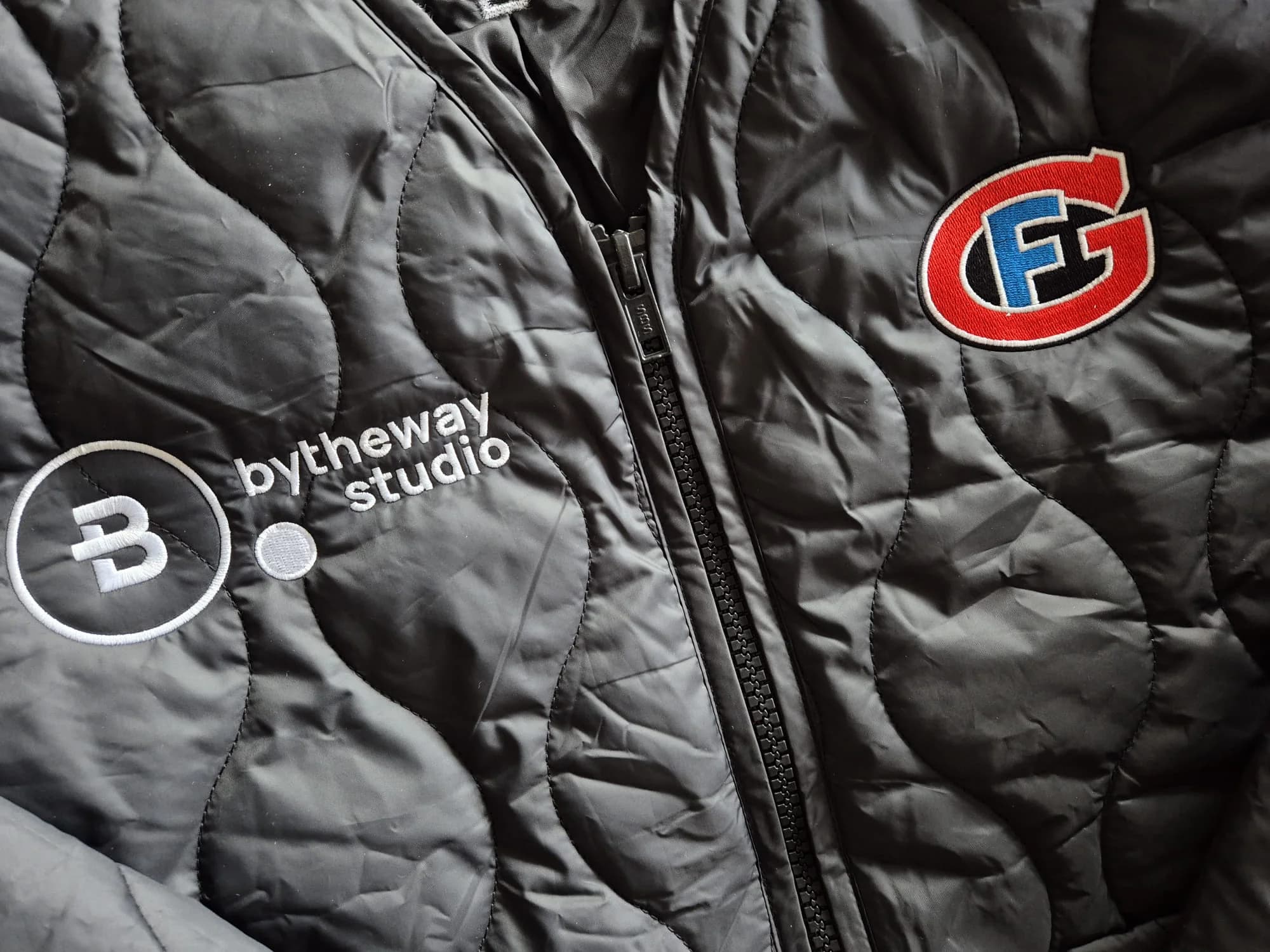 BTWS Stickerei-Detail — hochwertige Verarbeitung auf Textil von BrodeArt Freiburg