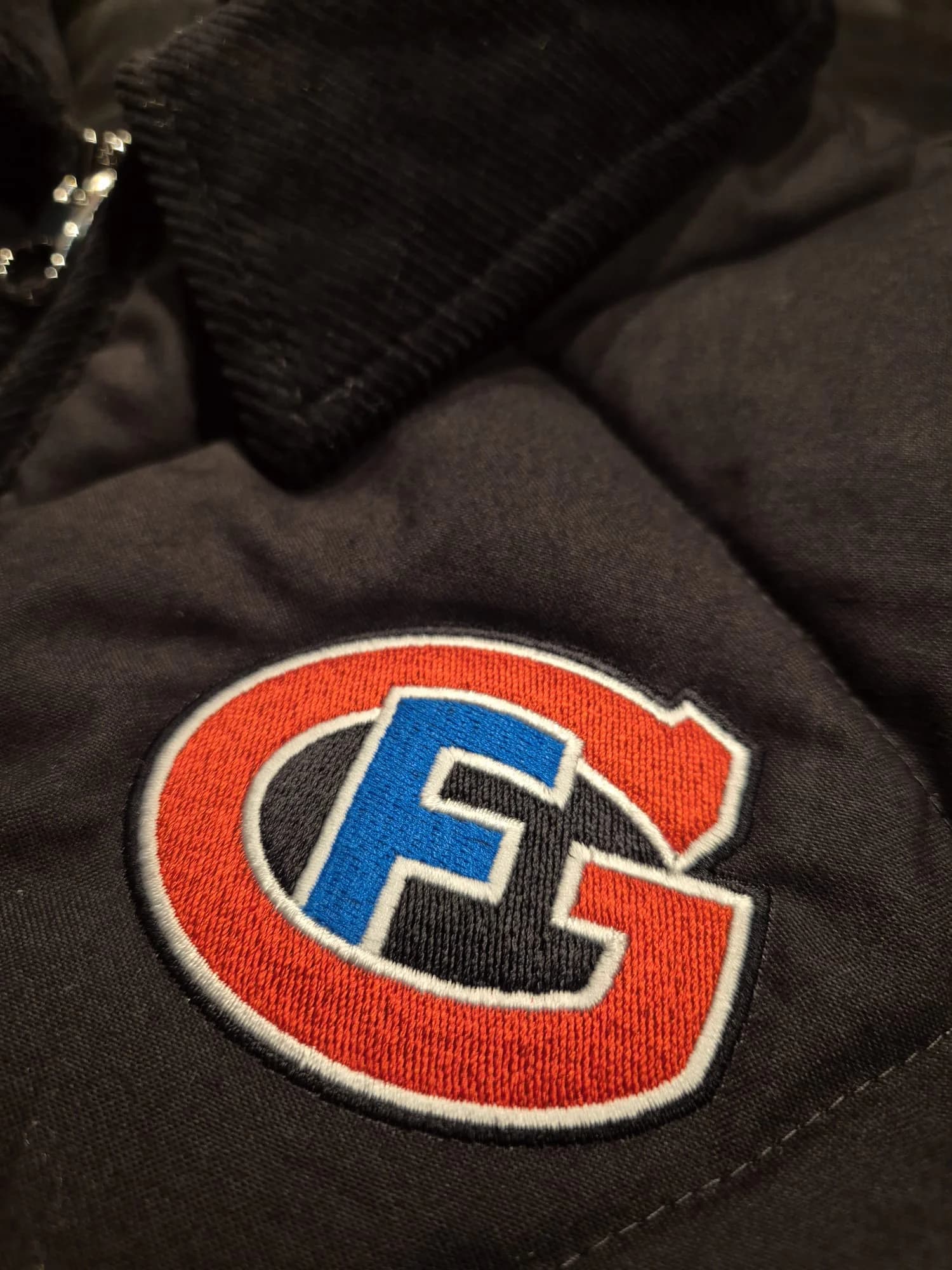 Détail broderie HCFG — finition haute précision sur textile par BrodeArt Suisse