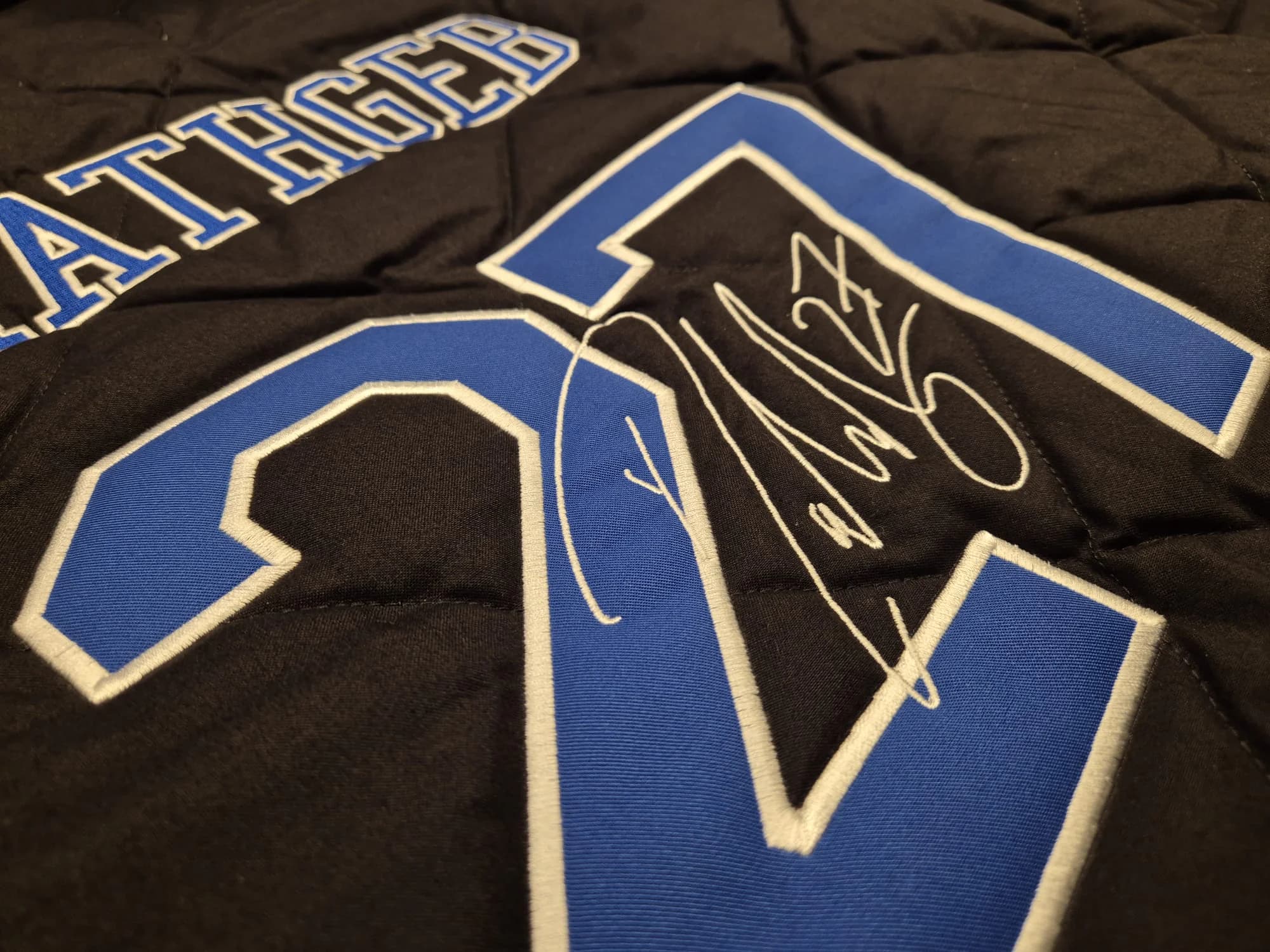 Rathgeb Stickerei-Detail — hochwertig gesticktes Logo von BrodeArt Freiburg