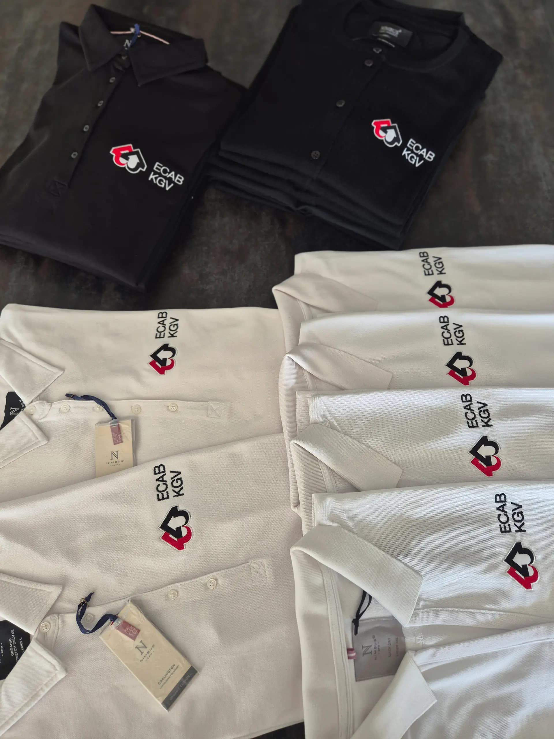 Broderie logo ECAB sur uniforme professionnel — personnalisation corporate par BrodeArt