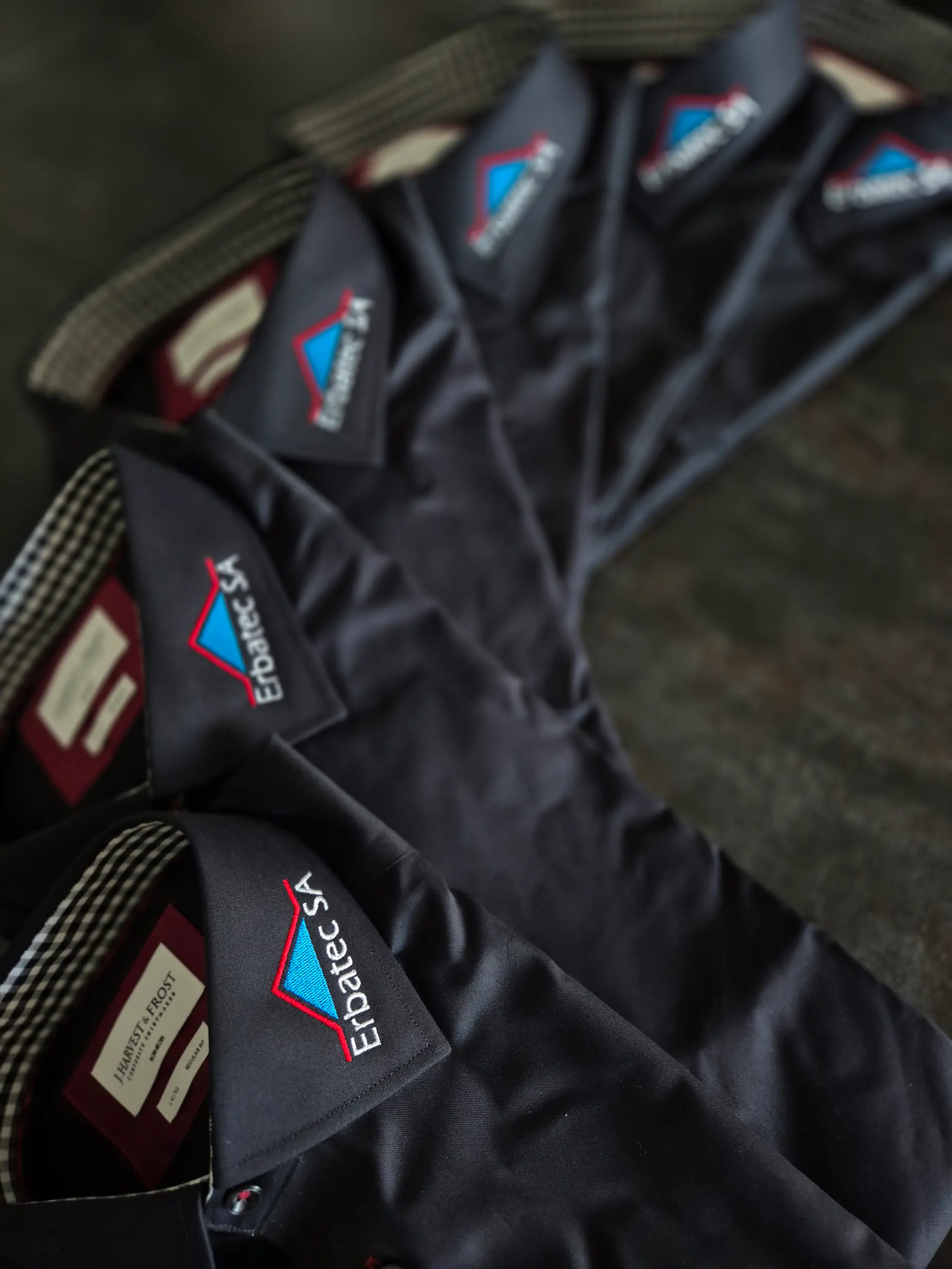 Broderie logo Erbatec sur textile d'entreprise — marquage professionnel BrodeArt Suisse