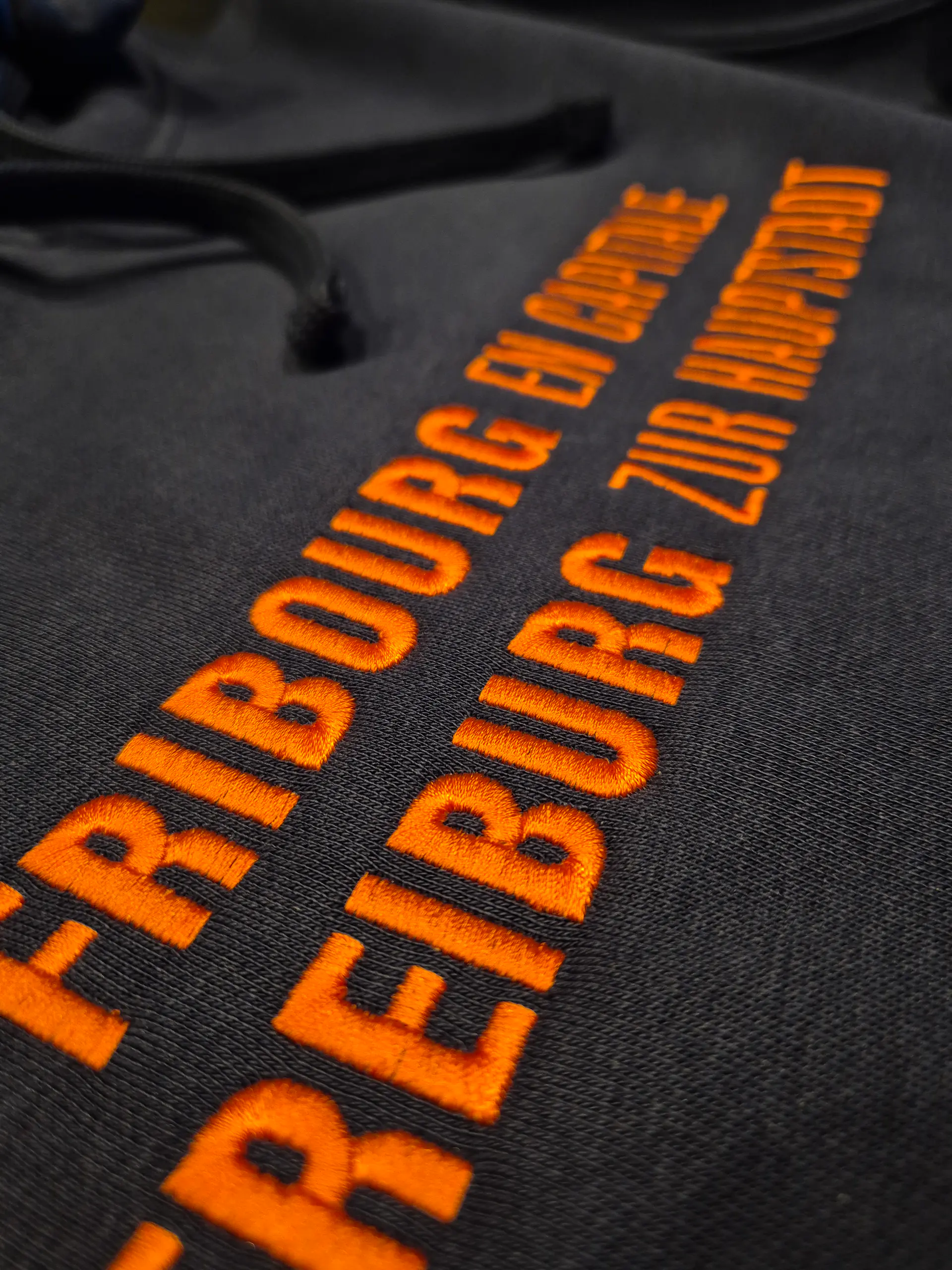 Broderie écusson Freiburg sur textile — création personnalisée régionale par BrodeArt