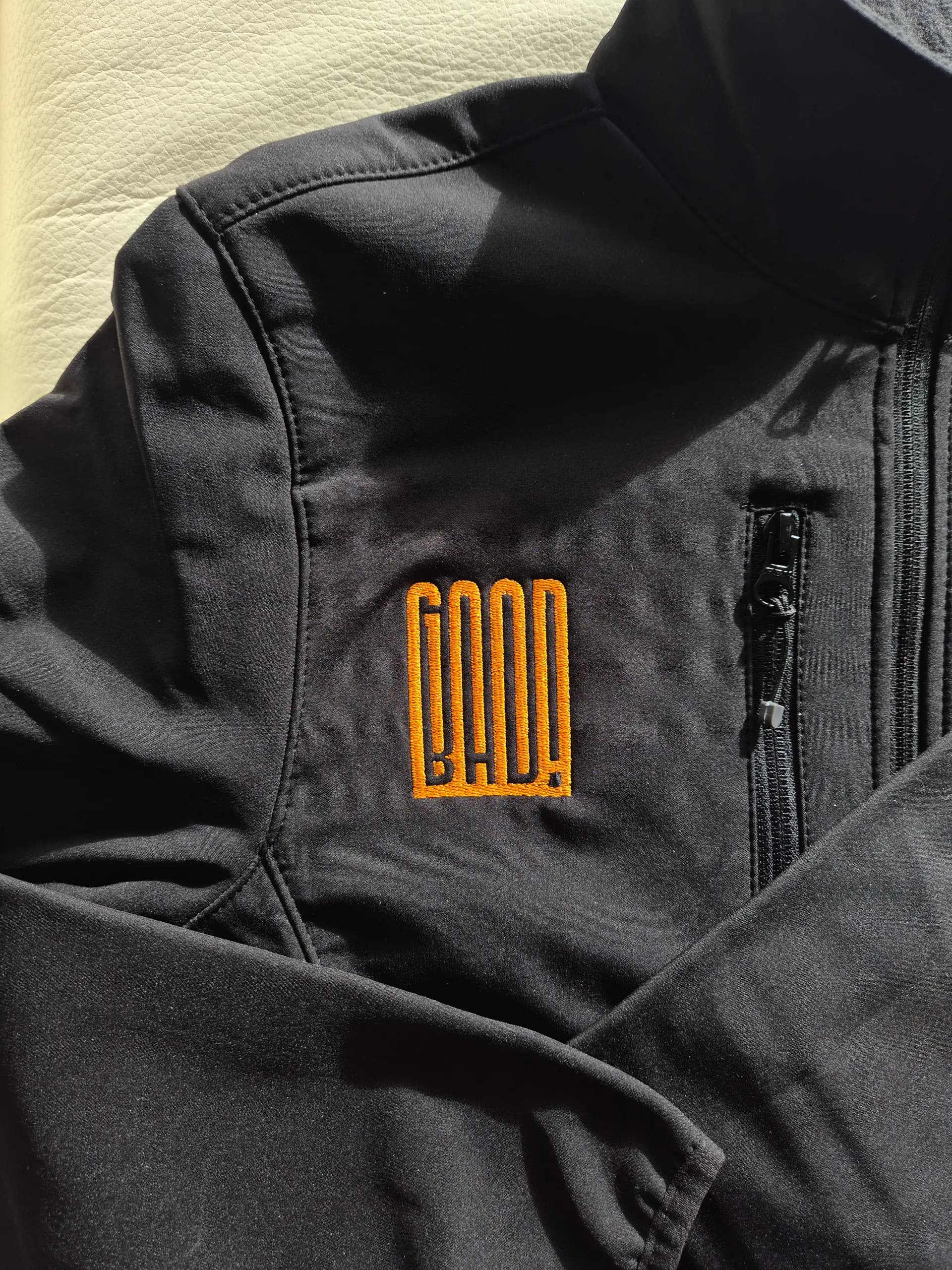 Broderie logo Good-Bad sur textile d'entreprise — branding professionnel par BrodeArt Suisse