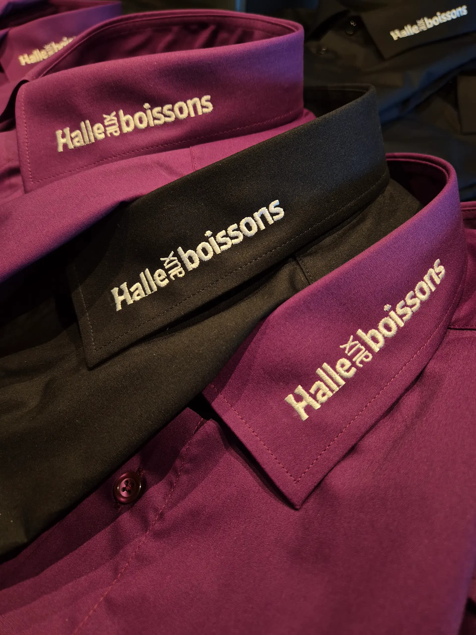 Broderie logo Halle aux boissons sur vêtement de travail — personnalisation BrodeArt Fribourg