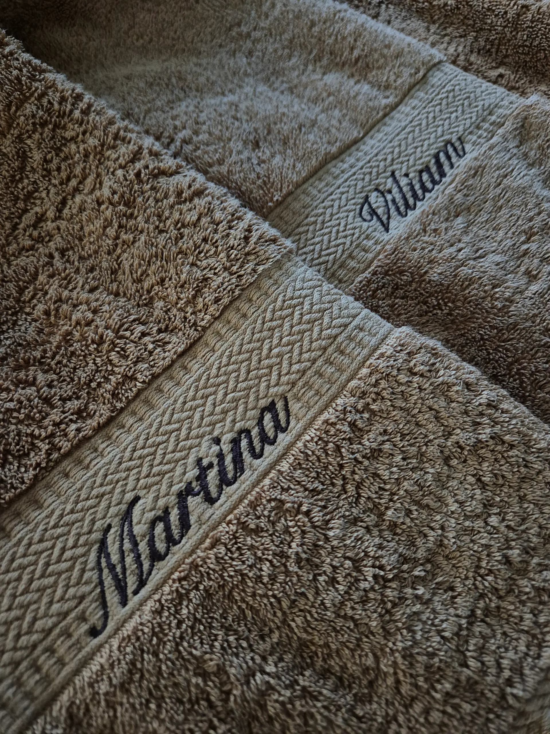 Dekorative Stickerei auf Hauswäsche — hochwertige Textil-Personalisierung BrodeArt