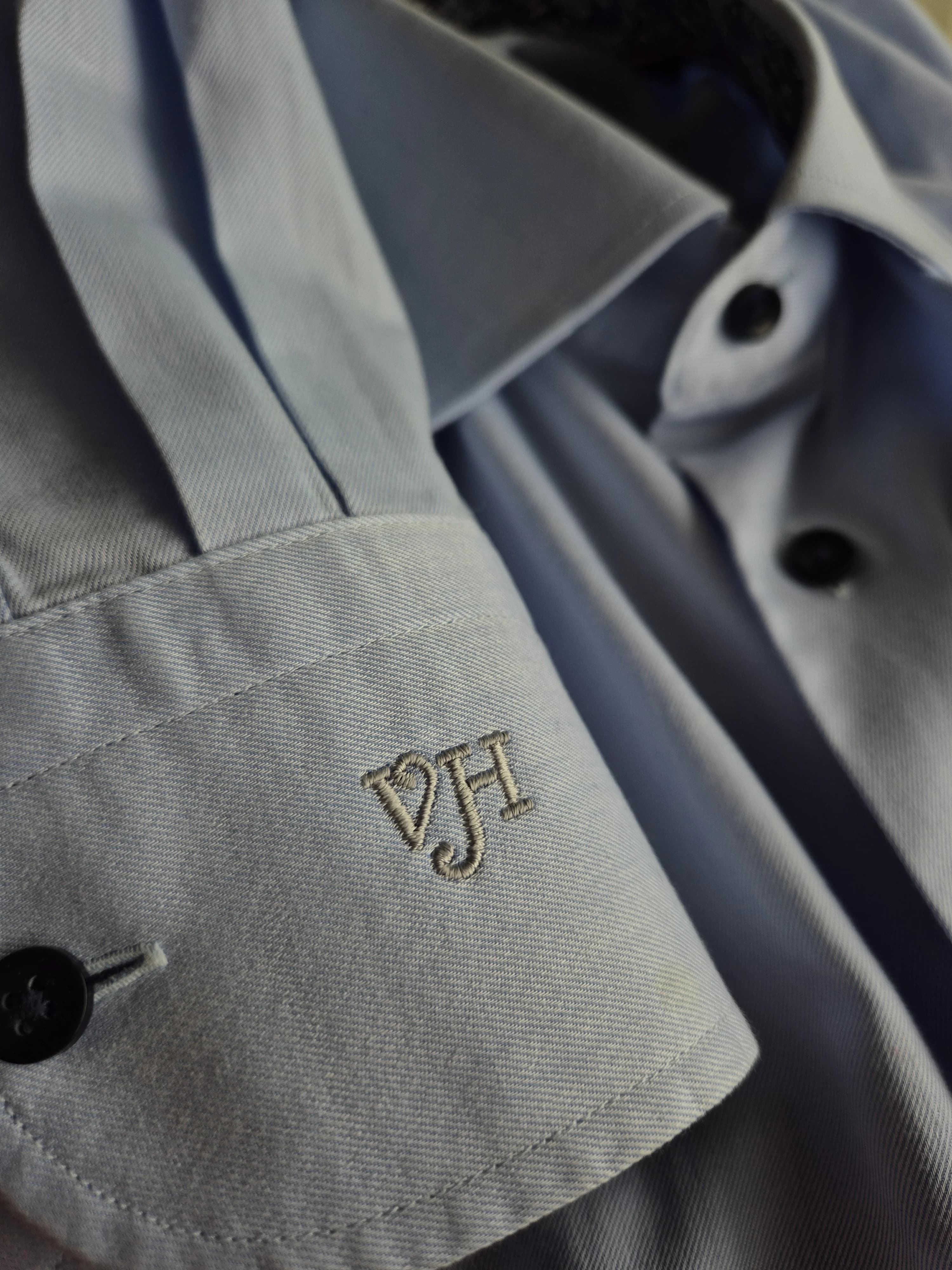 Monogramme brodé sur chemise — initiales personnalisées broderie fine BrodeArt Suisse
