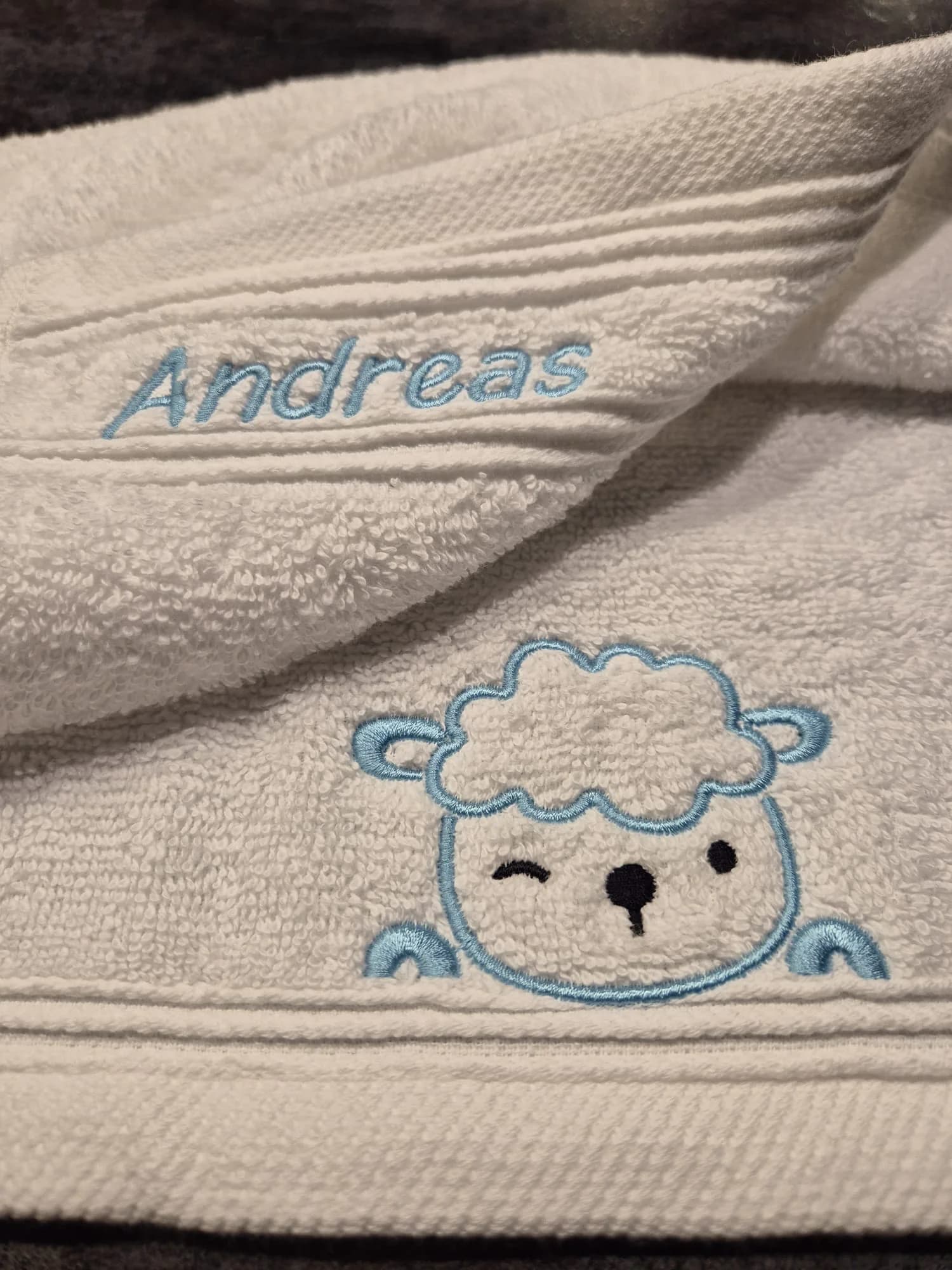 Personalisierte Stickerei auf Badetuch — massgeschneiderte bestickte Wäsche von BrodeArt Freiburg