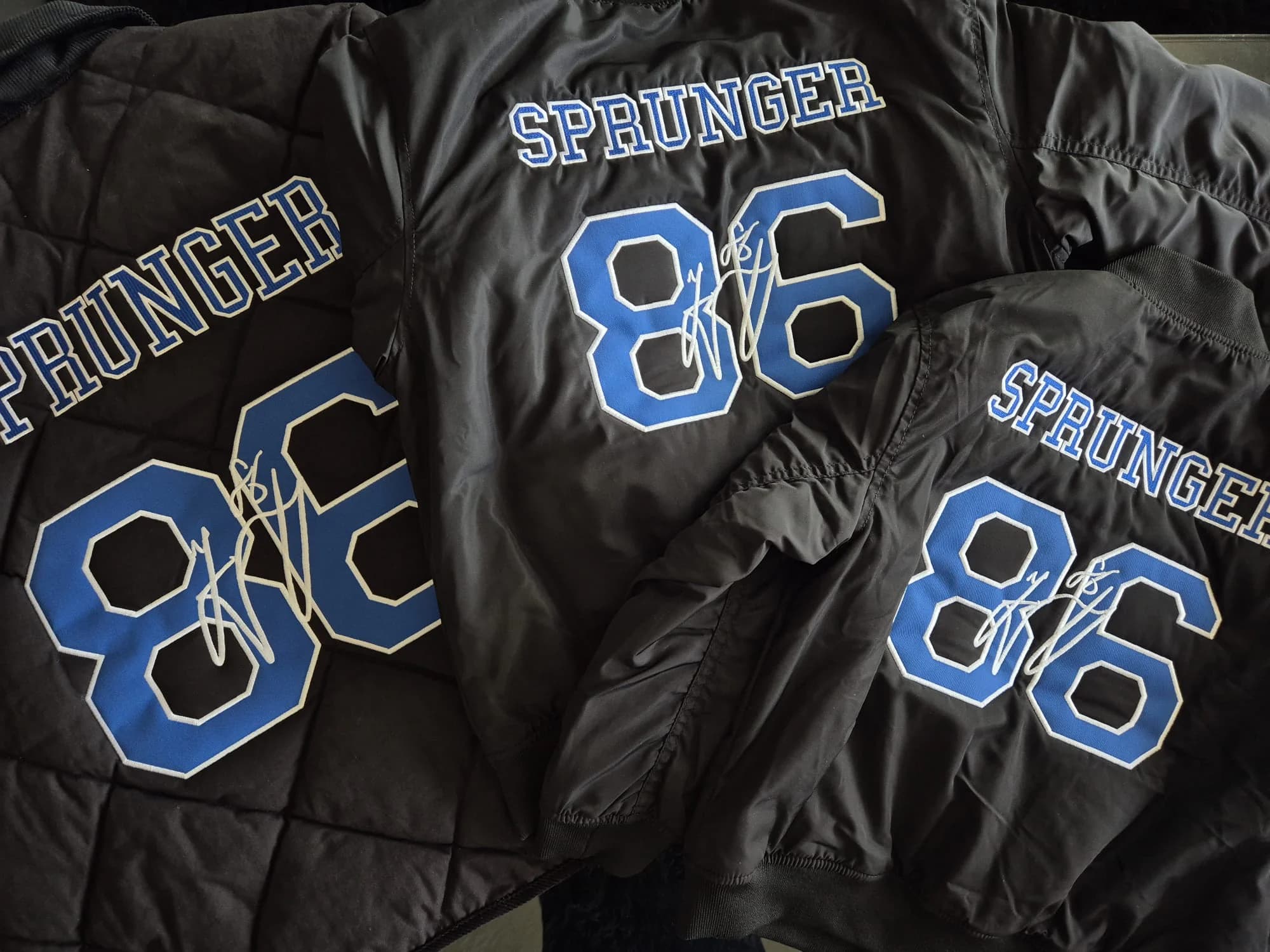 Broderie Sprunger vue arrière — personnalisation dos de veste par BrodeArt Suisse