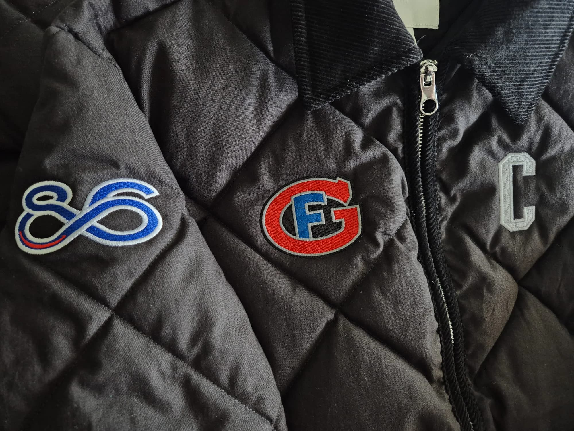 Détail broderie Sprunger devant — précision artisanale par BrodeArt Fribourg