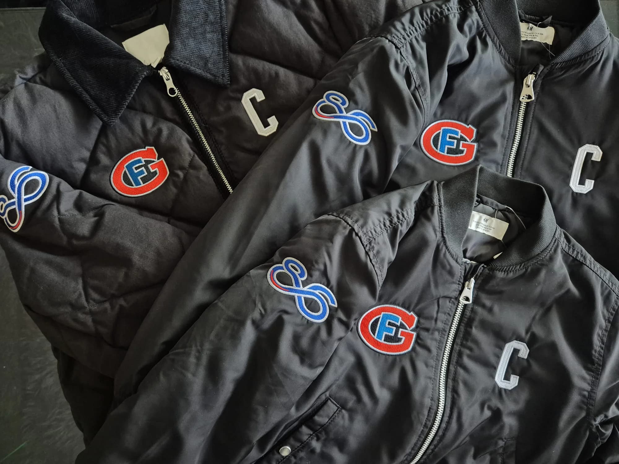 Sprunger-Stickerei Vorderansicht — personalisierte professionelle Jacke von BrodeArt