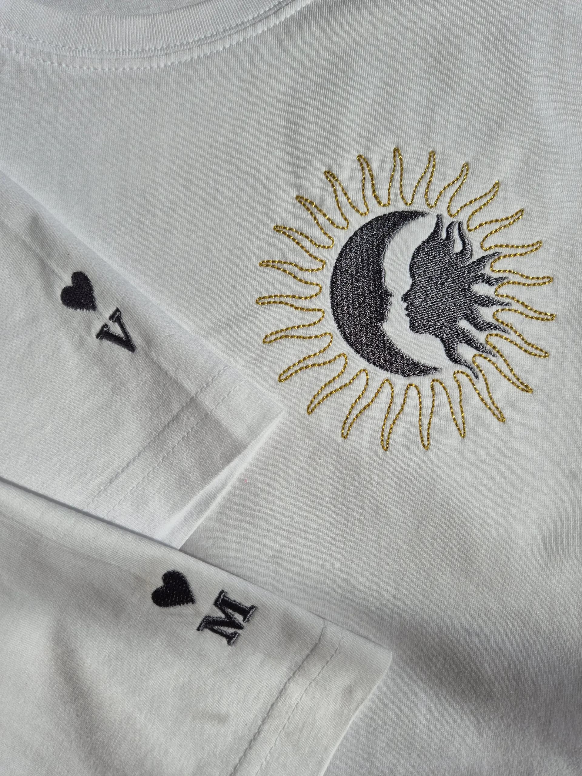 Sun & Moon Motiv-Stickerei auf Textil — künstlerische personalisierte Kreation BrodeArt