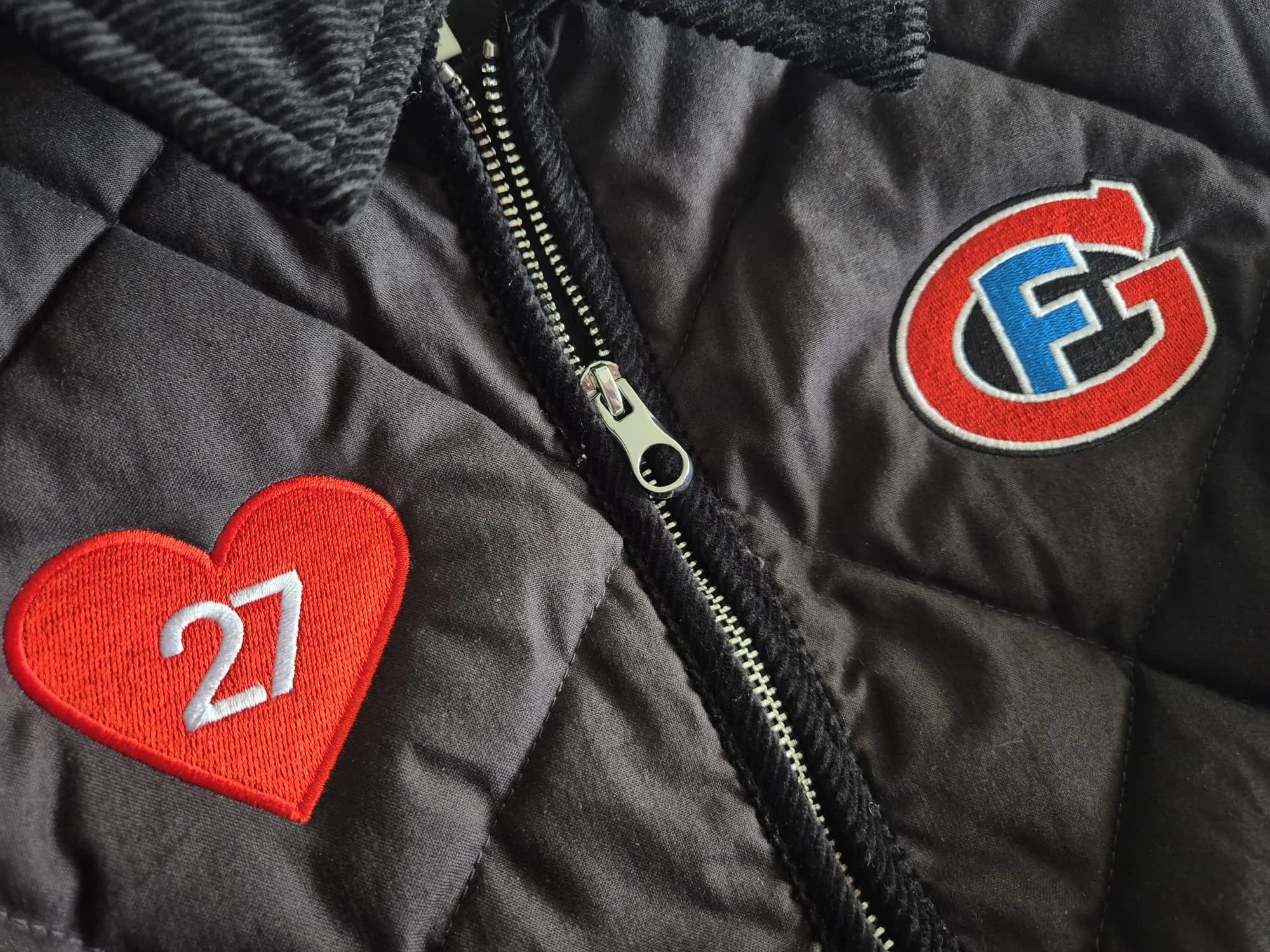 Broderie sur veste vue de face — personnalisation textile professionnel BrodeArt Suisse