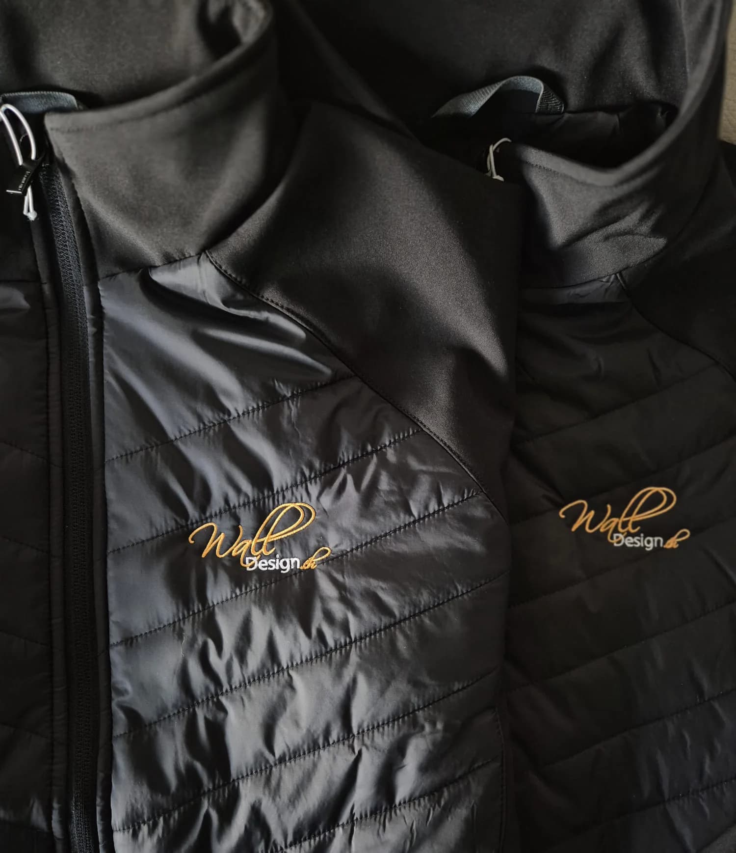 Broderie logo WallDesign sur textile professionnel — marquage entreprise par BrodeArt Fribourg